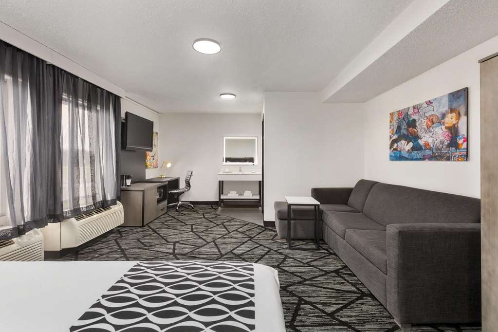 La Quinta Inn & Suites by Wyndham Cleveland Airport West - photo 33