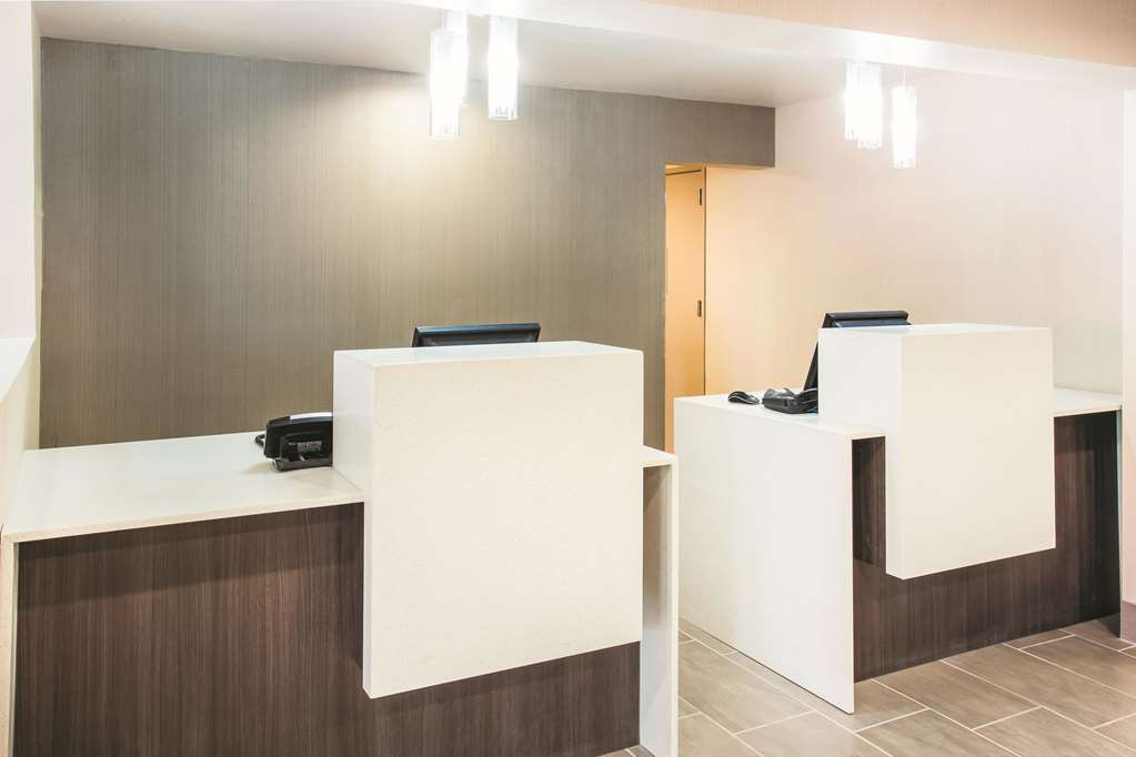 La Quinta Inn & Suites by Wyndham Cincinnati NE Mason - photo 5