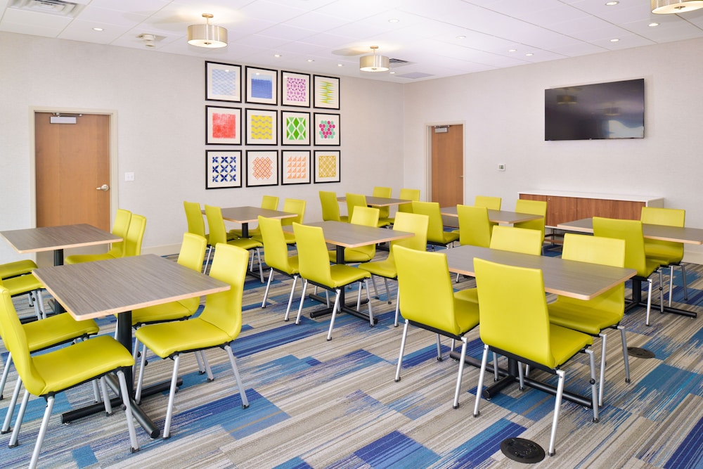 Holiday Inn Express & Suites Madison by IHG - photo 48