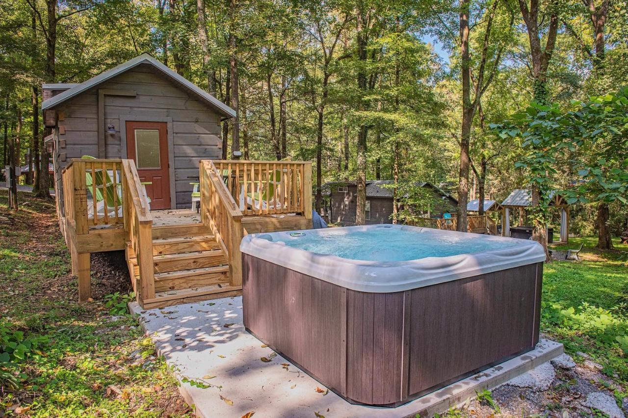 Tiny Cabin Village Private Hot Tub Lynda Cabin — 4-Star Luxury Hotel in Chattanooga, United States