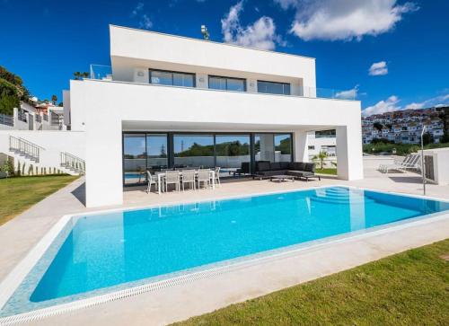 Modern villa walking distance from the beach — 4-Star Luxury Hotel in Manilva, Spain
