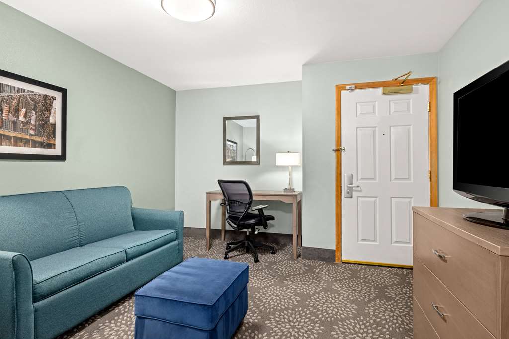 La Quinta Inn & Suites by Wyndham Newport - photo 35