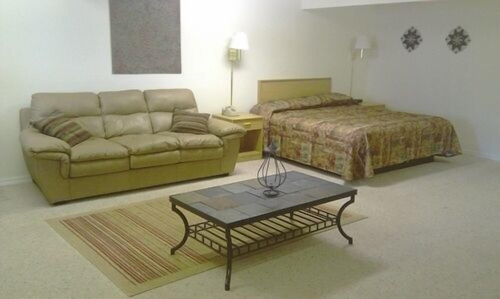 Parachute Inn - photo 8