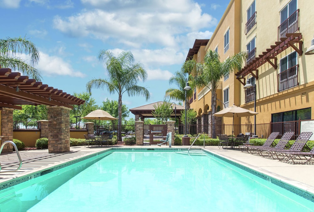 Hampton Inn & Suites Lodi - photo 20