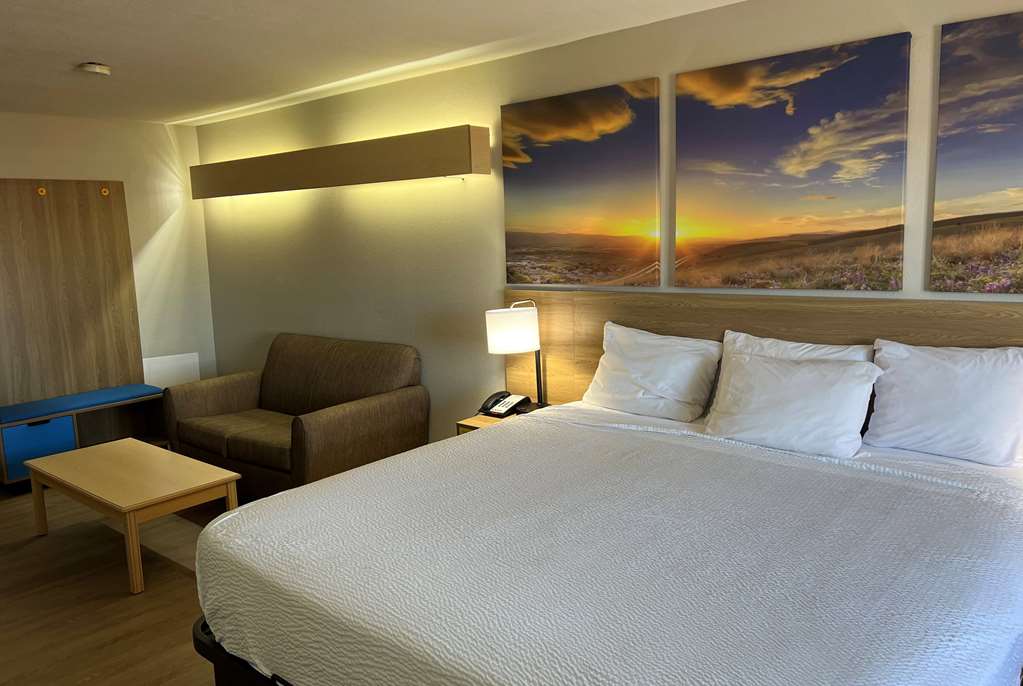 Days Inn & Suites by Wyndham Hutchinson - photo 33