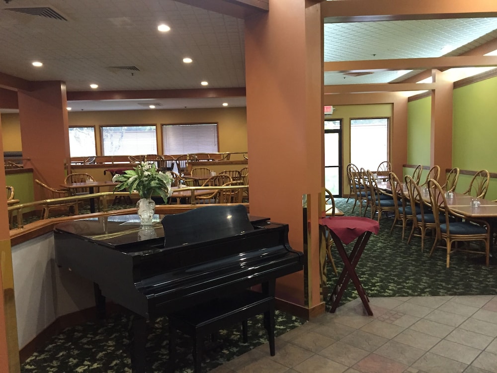 Ramada Portland Airport - photo 44