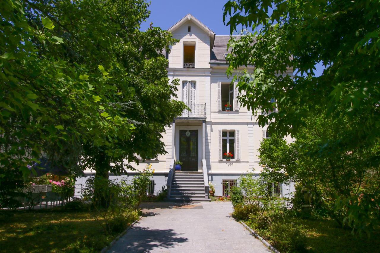 Villa Ilixon Appartements Prives Proche du Centre de Luchon Parking Billard Jardin — 4-Star Luxury Hotel in Bagneres-De-Luchon, France