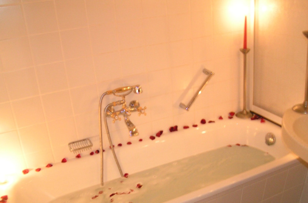 Deep soaking bathtub