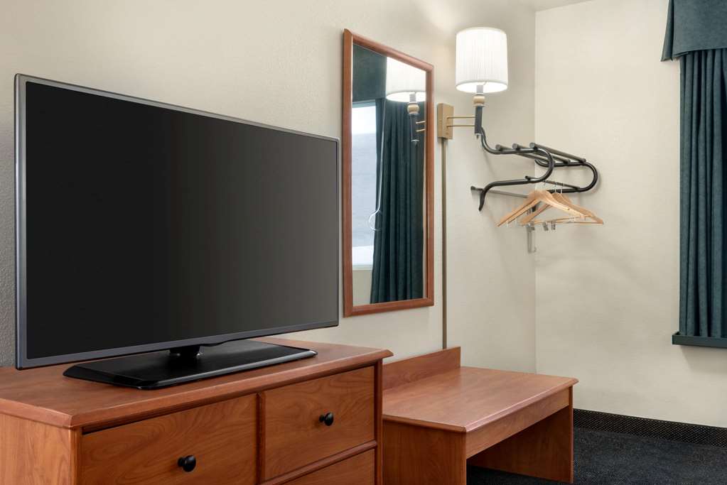 Travelodge by Wyndham Clinton Valley West Court - photo 8