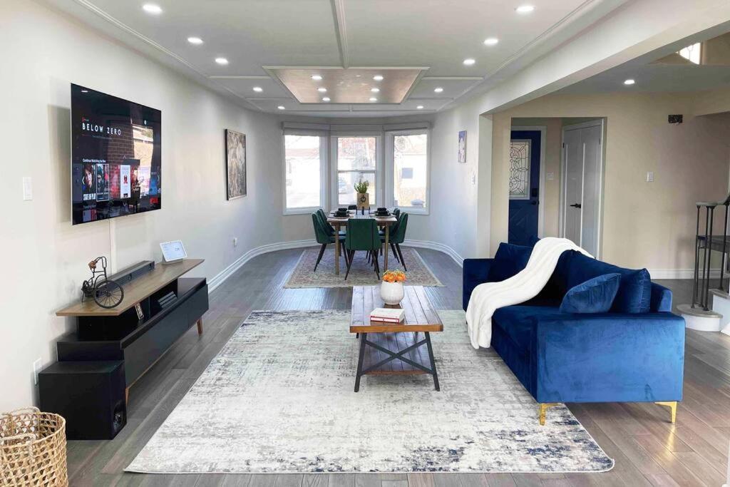 Chic Spacious Newmarket Home off Yonge St — 4-Star Luxury Hotel in Newmarket, Canada
