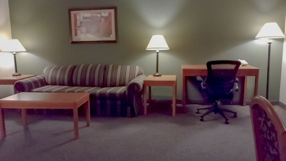 Paola Inn And Suites - photo 23