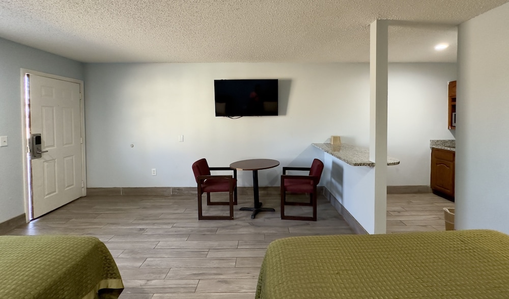 Razorback Inn - photo 16