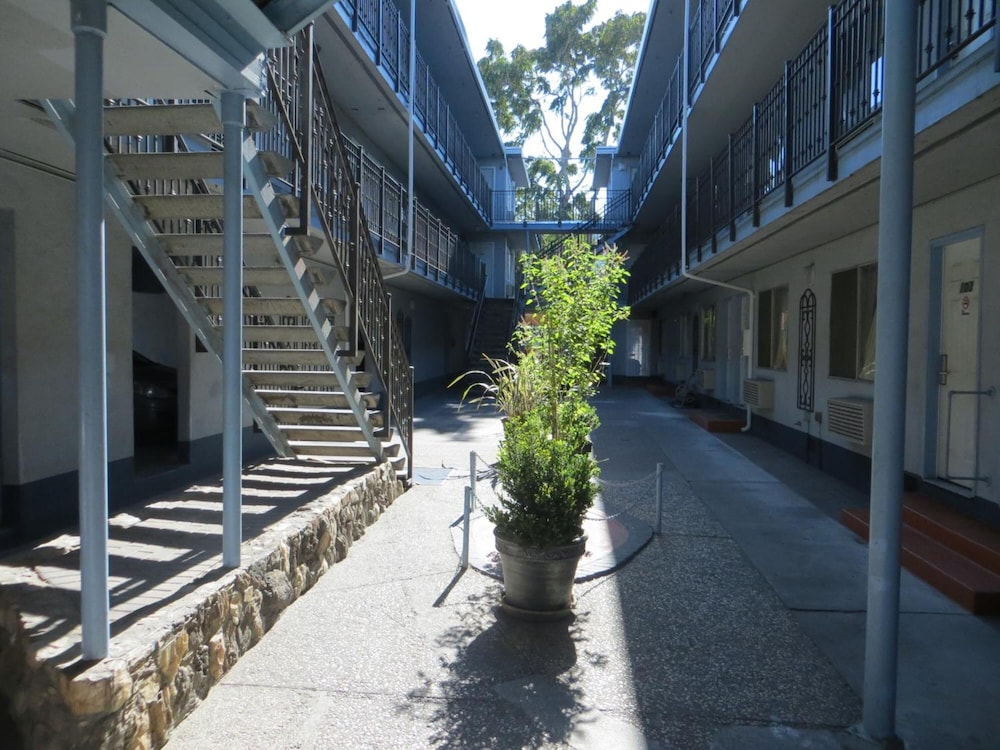 Convention Center Inn and Suites - photo 2