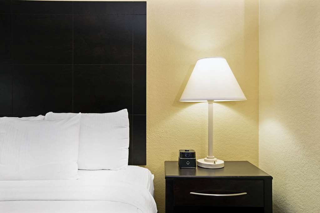 La Quinta Inn & Suites by Wyndham Salina - photo 26