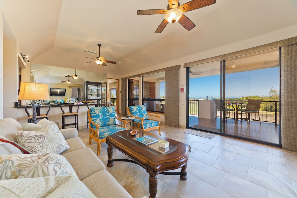 Luxurious Penthouse Oasis Golf & Ocean Views — 4-Star Luxury Hotel in Waikoloa, United States