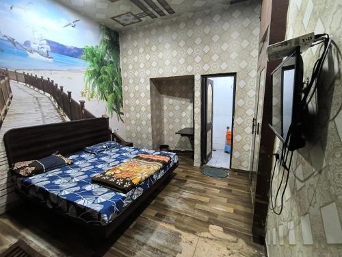 HOTEL JOGI GUEST HOUSE welcome all families friends groups couples singles fully Airconditioner attach washrooms lift wifi gyser hot water 24 hours room service power backup