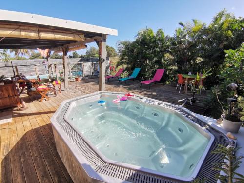 Bungalow La Perle Jacuzzi Piscine — 4-Star Luxury Hotel in Saint-Francois, Guadeloupe