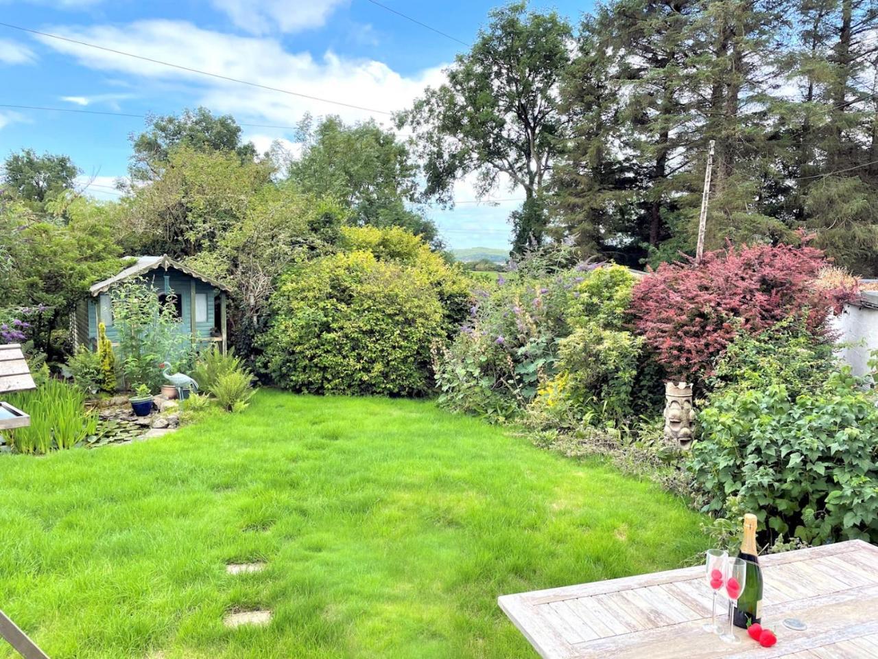 Traditional Scottish Cottage in Beautiful Location Pass the Keys — 4-Star Luxury Hotel in Dalbeattie, United Kingdom