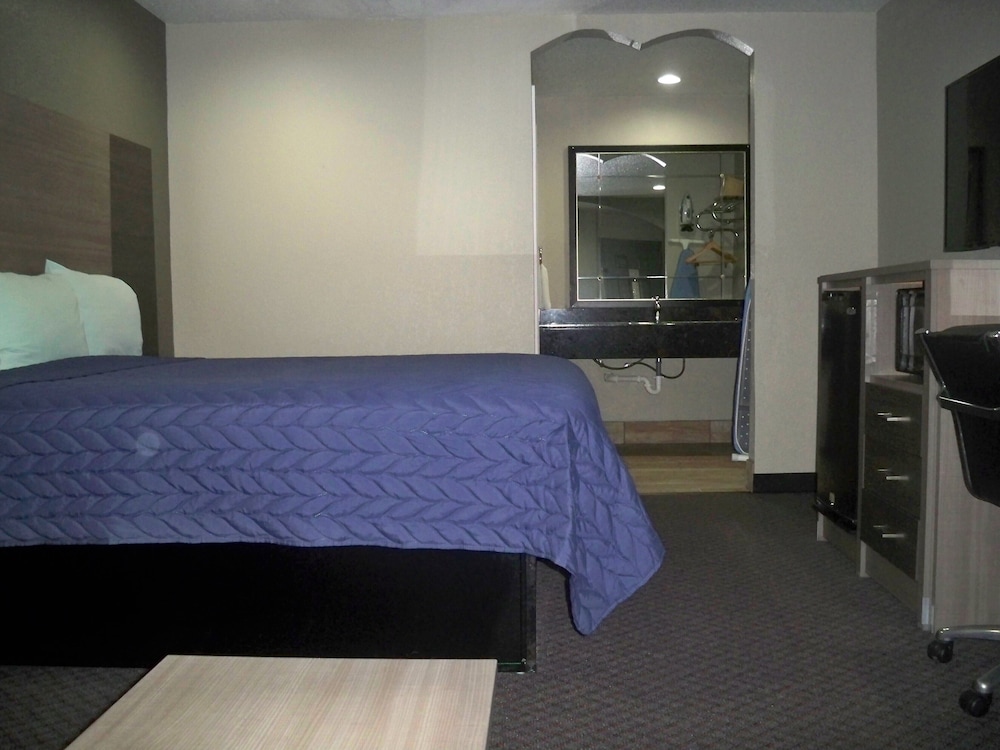 Scottish Inn & Suites - photo 22