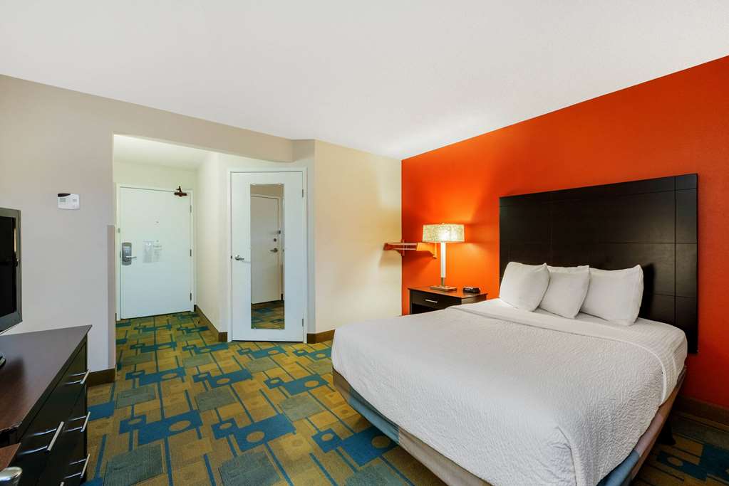 La Quinta Inn & Suites by Wyndham Mansfield OH - photo 24