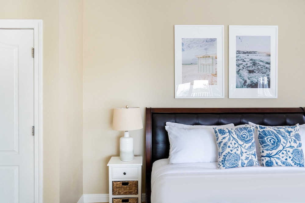 Hourglass by Avantstay Chic Beach Getaway w Pool & Two Large Balconies - photo 4