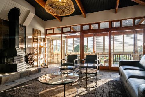 Avemore Manor House wood fired hot tub magical views and full Backup power — 4-Star Luxury Hotel in Stellenbosch, South Africa