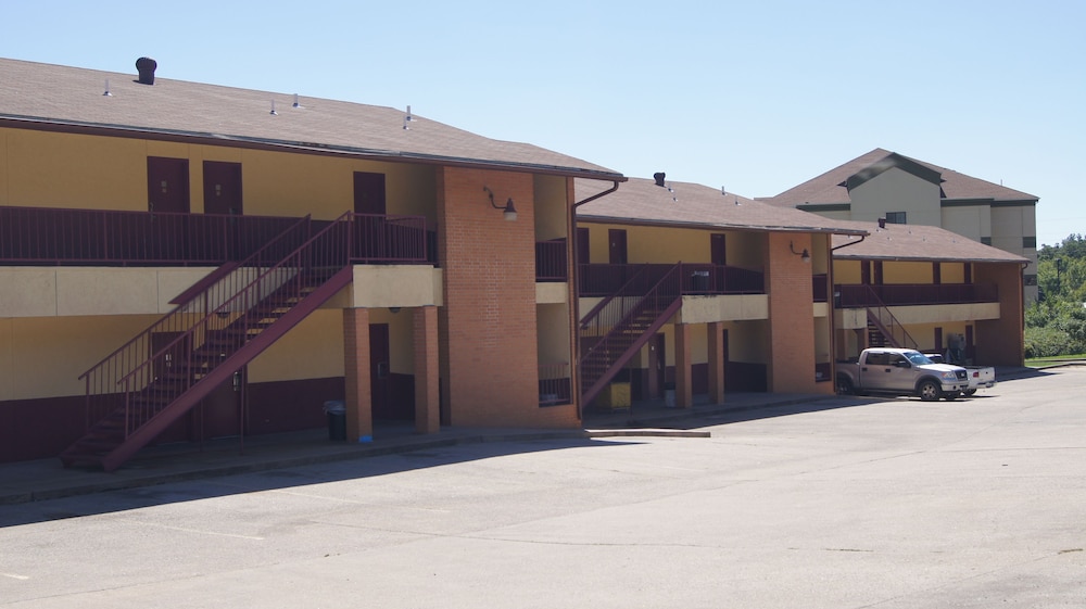 Holiday Lodge & Suites - photo 21