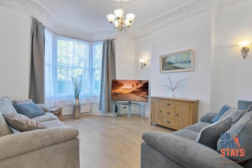 OnSiteStays Tranquil 2 Bedroom Apartment with Large Kitchen Private Garden near Wimbledon Station — 4-Star Luxury Hotel in London, United Kingdom