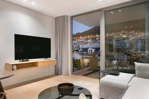 Greenpoint Hideaway Pool Balcony Luxury Living