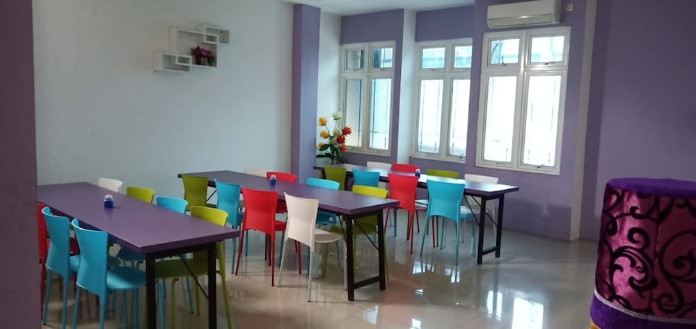 Hotel Ungu Pas Kangen Bekasi in Bekasi, Indonesia