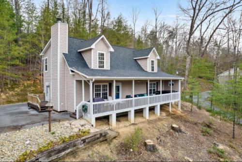 Son of a Gun Cabin Hot Tub near Gatlinburg — 4-Star Luxury Hotel in Sevierville, United States