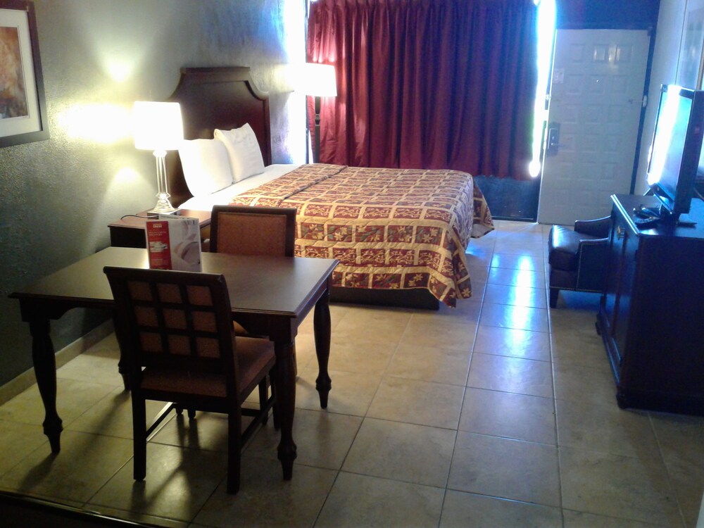 Express Inn & Suites 5 Miles from St Petersburg Clearwater Airport - photo 12