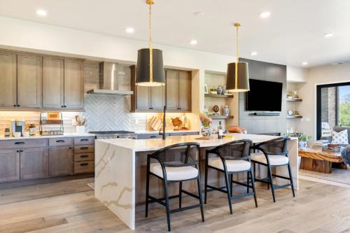 Pagoda Peaks Modern Luxury Near Bozeman Beach in Bozeman, United States