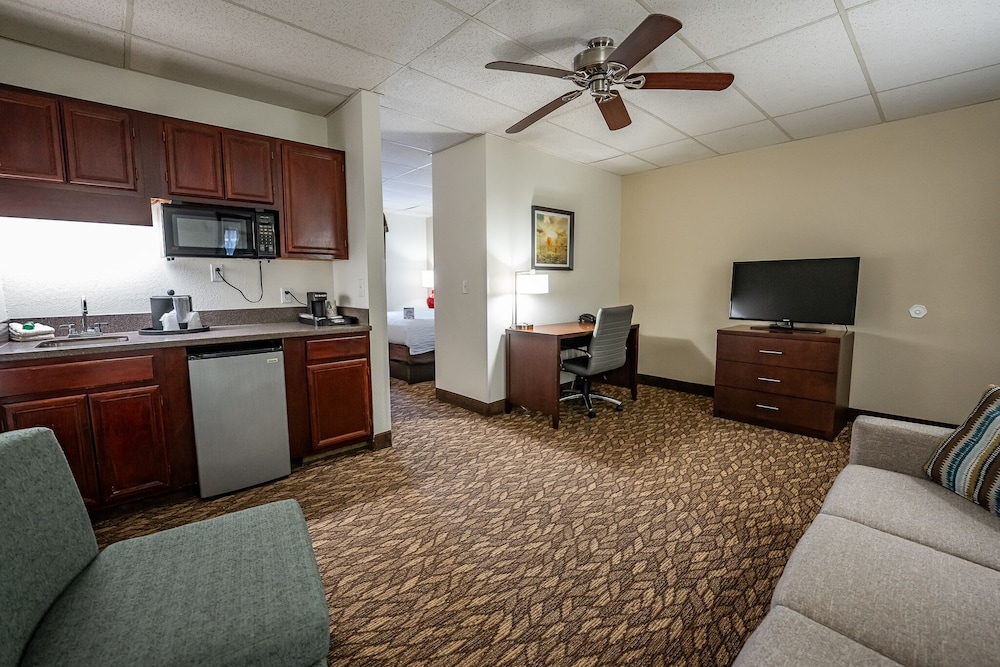 Christopher Inn and Suites - photo 23