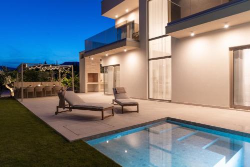 Villa Veluri with 4 bedrooms and heated pool — 4-Star Luxury Hotel in Kastel Luksic, Croatia