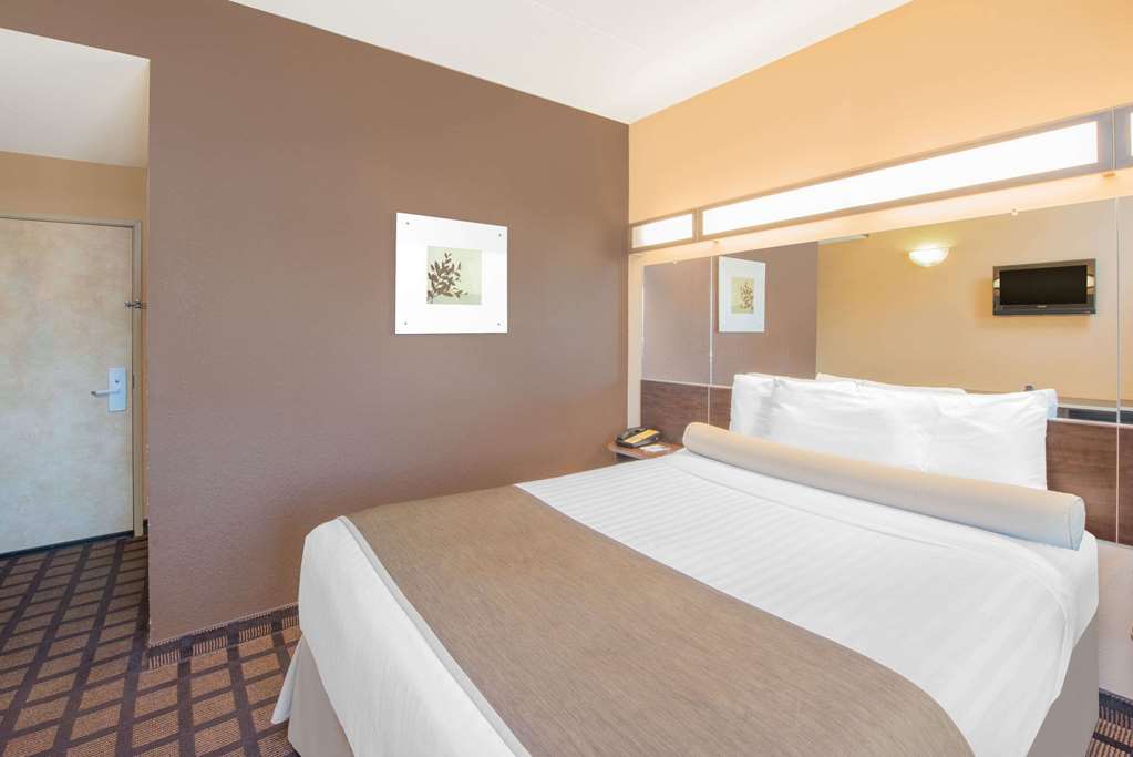 Microtel Inn & Suites by Wyndham Quincy Downtown River Area - photo 5