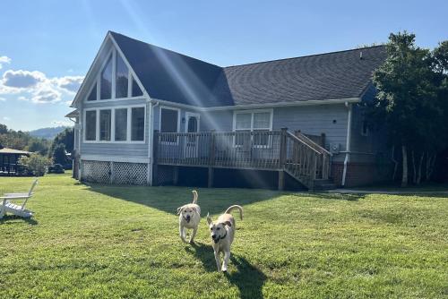 Bears Valley Inn Peaceful Pet Friendly Family Getaway EZ Roads Less than 15 min to Attractions with Game Room Fire Pit & BBQ — 4-Star Luxury Hotel in Sevierville, United States