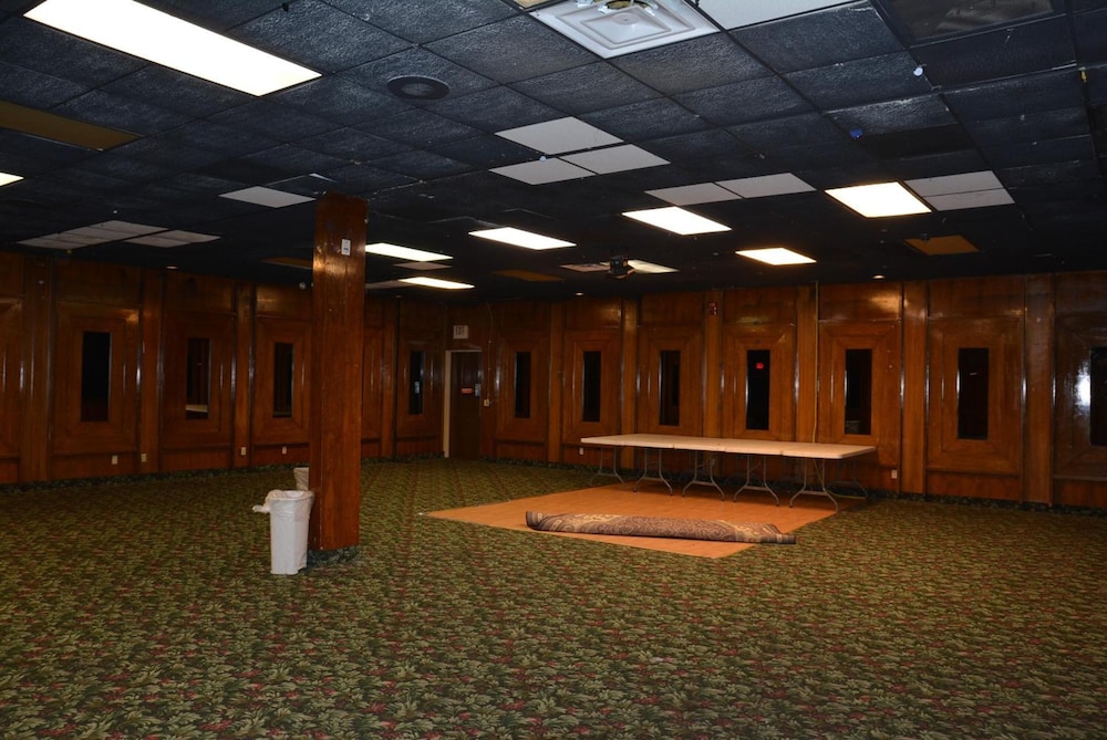 Lincoln Inn Express Hotel and Suites - photo 33