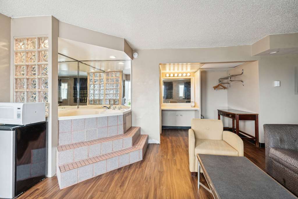 Super 8 by Wyndham Millbury Toledo - photo 20