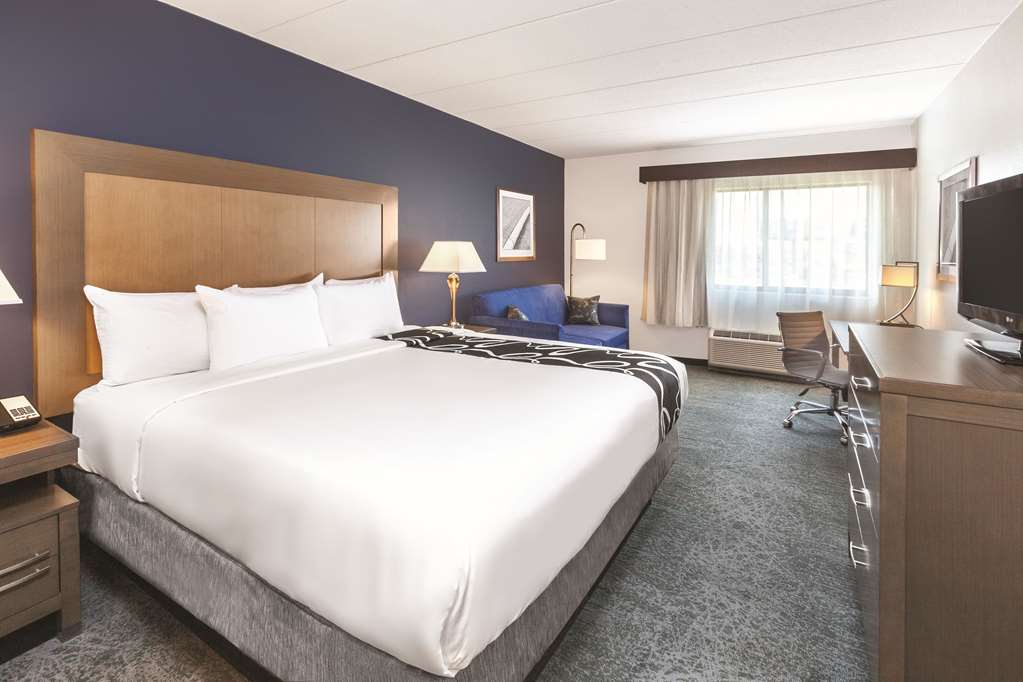 La Quinta Inn & Suites by Wyndham Philadelphia Airport - photo 16