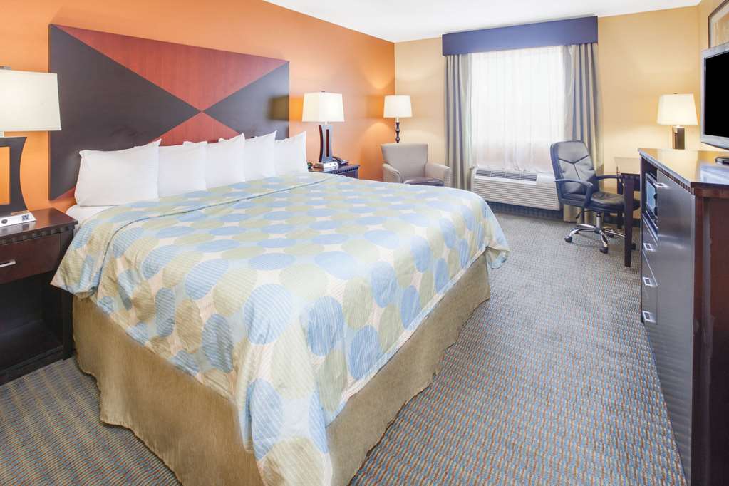 Days Inn & Suites by Wyndham Russellville - photo 12