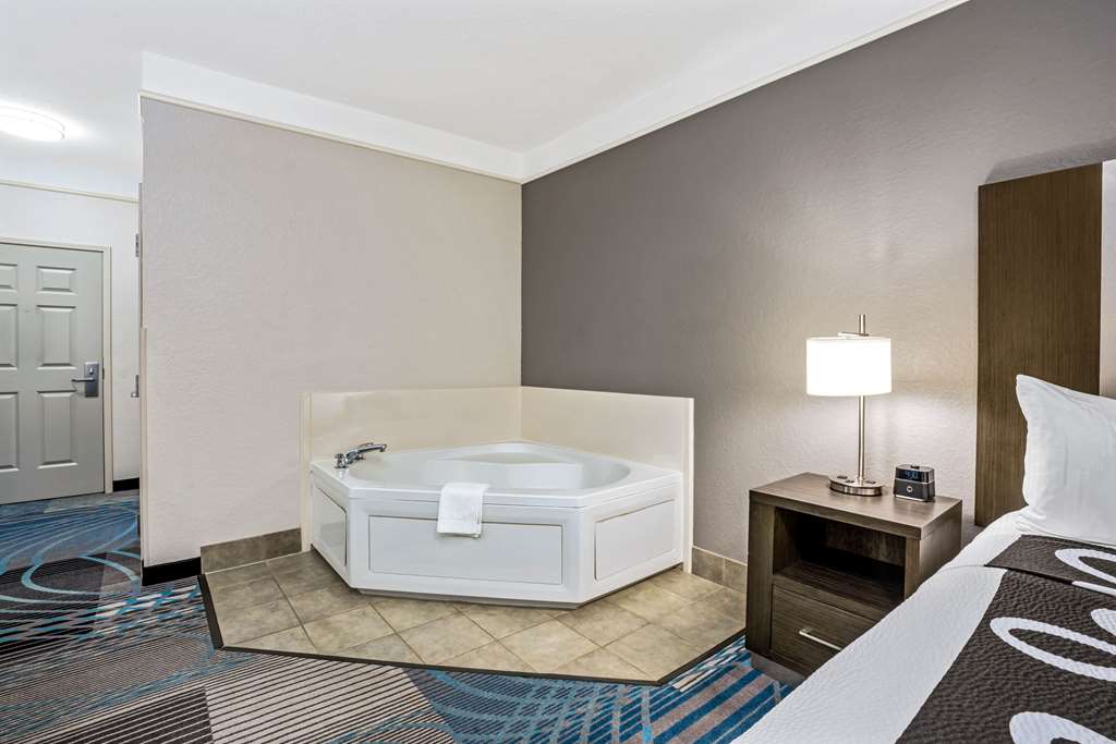 La Quinta Inn & Suites by Wyndham Conroe - photo 20