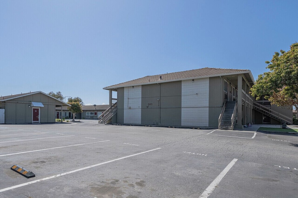 Coastal Valley Inn - photo 22