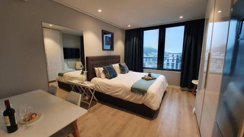 1518 Studio in Central Cape Town Wi Fi pool free parking — 4-Star Luxury Hotel in Cape Town, South Africa