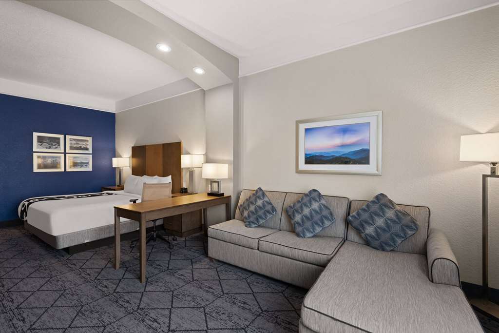 La Quinta Inn and Suites by Wyndham at WaTiki Waterpark - photo 16