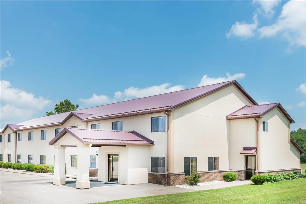 Super 8 by Wyndham Paris IL in Paris, United States