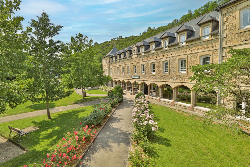Logis Hotel L Hotel Des Bains — Salles La Source