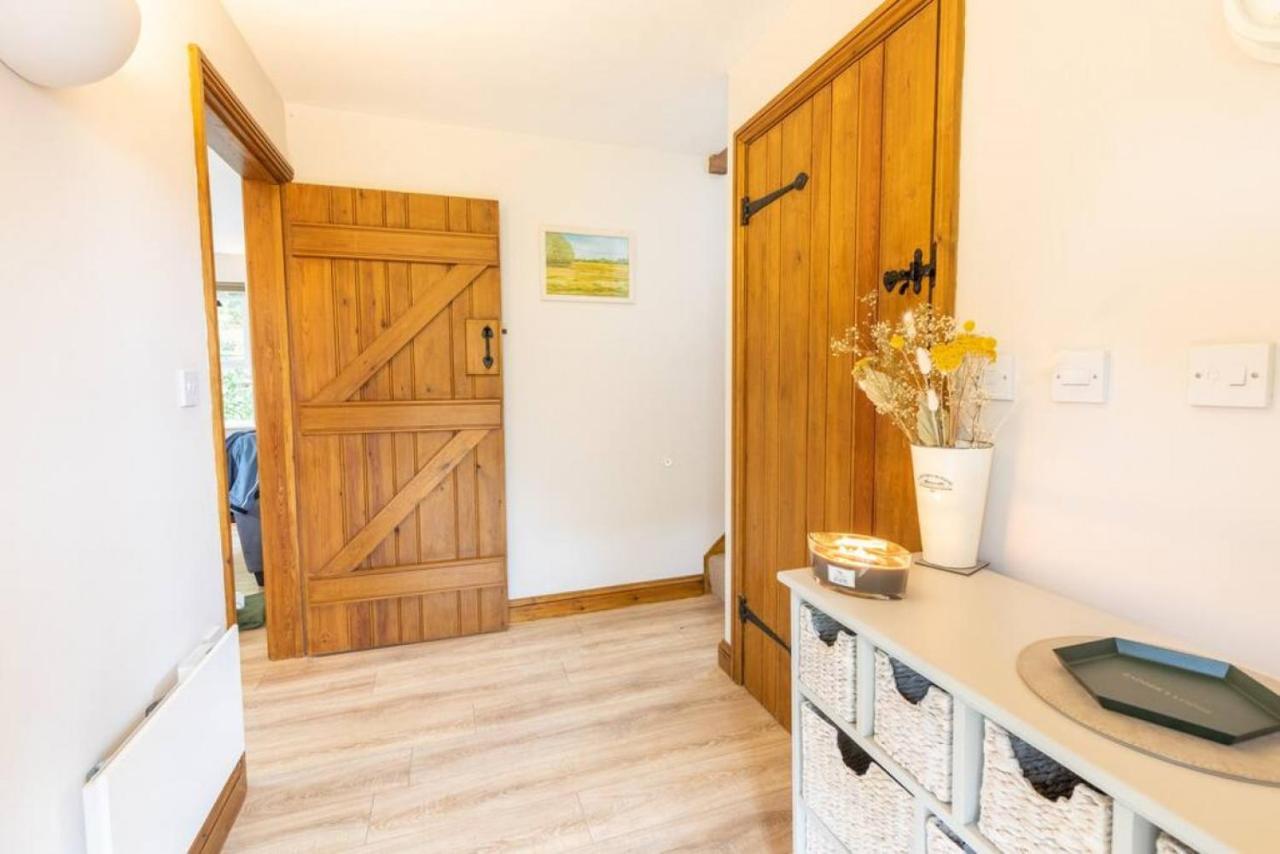 Badgers Lodge MV37 Lakeside Spa Property — 4-Star Luxury Hotel in Cirencester, United Kingdom