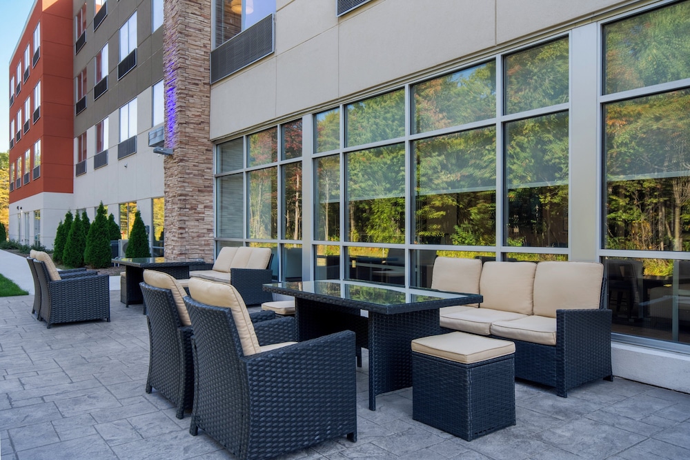 Holiday Inn Express & Suites Muskegon Grand Haven an IHG Hotel - photo 34