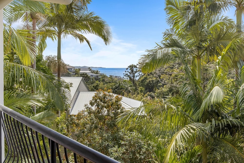 Beachside 4 Bed Retreat with Study Nook & Views — 4-Star Luxury Hotel in Coolum Beach, Australia